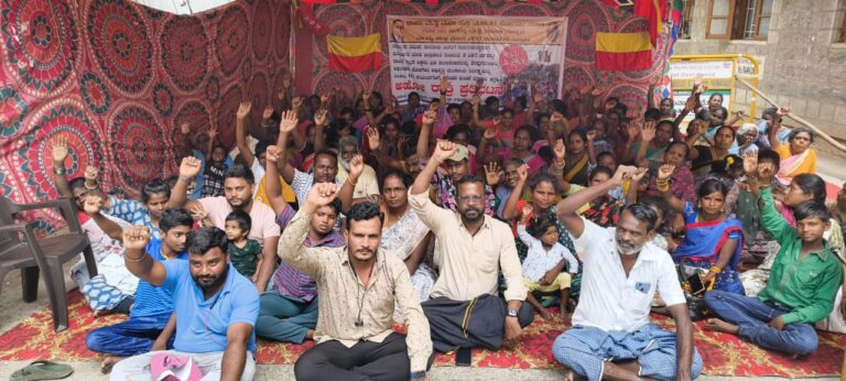 ಮದ್ದೂರು ತಮಿಳು ಕಾಲೋನಿ ನಿವಾಸಿಗಳಿಂದ ಭೂಕಬಳಿಕೆ ವಿರೋಧಿಸಿ ಅಹೋರಾತ್ರಿ ಪ್ರತಿಭಟನೆ: ಅಧಿಕಾರಿಗಳಿಗೆ ಚಾಟಿ ಬೀಸಿದ ಜಿಲ್ಲಾಧಿಕಾರಿ ಡಾ. ಕುಮಾರ್