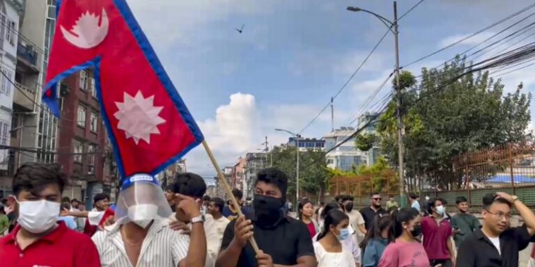 ನೇಪಾಳ: ಮಂಗಳವಾರವೂ ಸಂಸತ್ತಿಗೆ ನುಗ್ಗಿದ ಪ್ರತಿಭಟನಾಕಾರರು; ಹಲವು ಉನ್ನತ ರಾಜಕೀಯ ನಾಯಕರ ಮನೆಗಳು ಬೆಂಕಿಗಾಹುತಿ