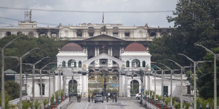 ನೇಪಾಳ: ಯಾವ ಮಾರ್ಗ ಆರಿಸಿಕೊಳ್ಳಬೇಕು ಎಂಬ ಜಂಜಾಟ: ರಾಜತಂತ್ರವೋ, ಪ್ರಜಾತಂತ್ರವೋ….