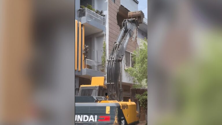 ಮಧ್ಯಪ್ರದೇಶದಲ್ಲಿ “ಬುಲ್ಡೋಜರ್ ನ್ಯಾಯ”: ಬಲವಂತದ ಮತಾಂತರ ಆರೋಪದ ಮೇಲೆ ವ್ಯಕ್ತಿಯ ಮನೆಯ ಧ್ವಂಸ