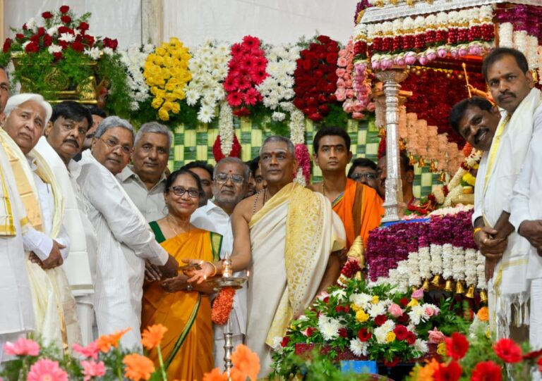 ಮೈಸೂರು ದಸರಾ ಉತ್ಸವಕ್ಕೆ ಚಾಲನೆ ನೀಡಿದ ಅಂತಾರಾಷ್ಟ್ರೀಯ ಬೂಕರ್ ವಿಜೇತ ಲೇಖಕಿ ಬಾನು ಮುಷ್ತಾಕ್