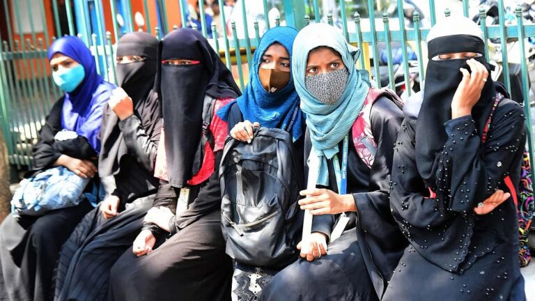 ಕೇರಳ ಹಿಜಾಬ್ ವಿವಾದ: ವರ್ಗಾವಣೆ ಪ್ರಮಾಣಪತ್ರ ಕೇಳಿದ ಇಬ್ಬರು ವಿದ್ಯಾರ್ಥಿಗಳು