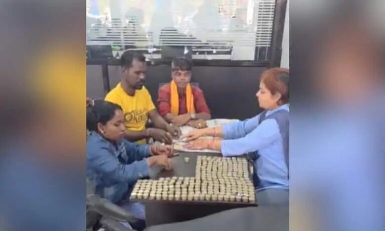 ಛತ್ತೀಸ್‌ಗಢ| 40 ಸಾವಿರ ರೂಪಾಯಿ ನಾಣ್ಯದಲ್ಲಿ ಪಾವತಿಸಿ ಮಗಳಿಗೆ ಸ್ಕೂಟರ್ ಕೊಡಿಸಿದ ರೈತ