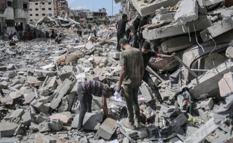 ಕದನ ವಿರಾಮ| ಮನೆಗೆ ಮರಳುತ್ತಿರುವ ಗಾಝಾ ಜನತೆ; ಅವಶೇಷಗಳಡಿ ತಮ್ಮವರಿಗಾಗಿ ಹುಡುಕಾಟ