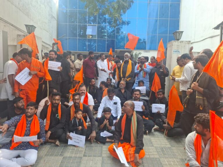 ಕರ್ತವ್ಯದಲ್ಲಿದ್ದಾಗ ಧಾರ್ಮಿಕ ಆಚರಣೆಗೆ ನಿರಾಕರಣೆ; ಹೈದರಾಬಾದ್ ಪೊಲೀಸರ ವಿರುದ್ಧ ಹಿಂದುತ್ವ ಗುಂಪಿನಿಂದ ಪ್ರತಿಭಟನೆ