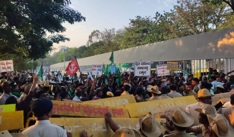 ಬೆಂಗಳೂರು ಚಲೋ: ಧರಣಿ ಸ್ಥಳಕ್ಕೆ ಬಾರದ ಸಚಿವರು, ಕೋಪಗೊಂಡು ರಸ್ತೆಗಿಳಿದ ಪ್ರತಿಭಟನಾಕಾರರು