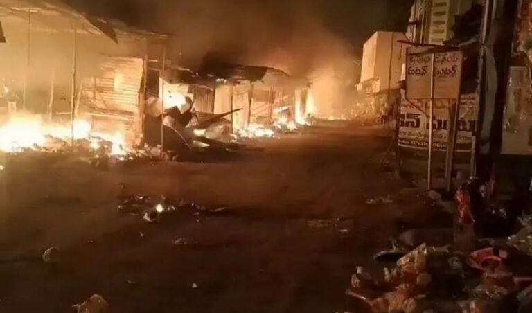 ತೆಲಂಗಾಣದಲ್ಲಿ ಭೀಕರ ಅಗ್ನಿ ಅವಘಡ, ಕೊಂಡಗಟ್ಟು ಪ್ರದೇಶದಲ್ಲಿ 20ಕ್ಕೂ ಹೆಚ್ಚು ಅಂಗಡಿಗಳು ಭಸ್ಮ