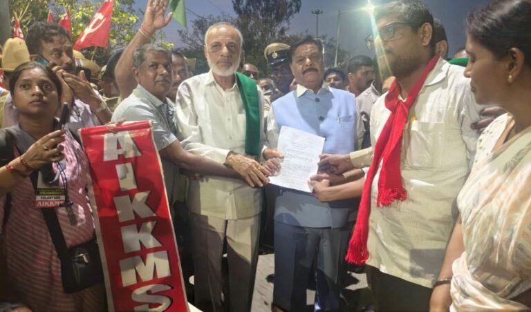 ಬೆಂಗಳೂರು ಚಲೋ: ಪ್ರತಿಭಟನೆ ತೀವ್ರಗೊಳ್ಳುತ್ತಿದ್ದಂತೆ ಸ್ಥಳಕ್ಕೆ ದೌಡಾಯಿಸಿದ ಸಚಿವ ಮಹದೇವಪ್ಪ: ಸಿಎಂ ಜೊತೆ ಚರ್ಚಿಸುವ ಭರವಸೆ 