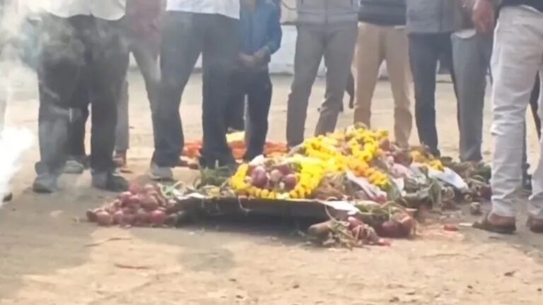 ಮಧ್ಯಪ್ರದೇಶ| ಭಾರಿ ಬೆಲೆ ಕುಸಿತ; ಈರುಳ್ಳಿಗೆ ‘ಅಂತ್ಯಕ್ರಿಯೆ’ ನಡೆಸಿದ ರೈತರು
