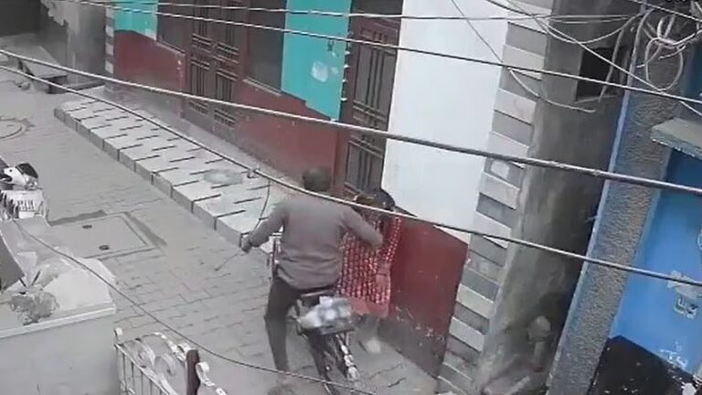 ಉತ್ತರ ಪ್ರದೇಶ| ಶಾಲೆಯಿಂದ ಹಿಂತಿರುಗುತ್ತಿದ್ದ ಅಪ್ರಾಪ್ತ ಬಾಲಕಿಗೆ ವ್ಯಕ್ತಿಯಿಂದ ಲೈಂಗಿಕ ದೌರ್ಜನ್ಯ; ಸಿಸಿಟಿವಿಯಲ್ಲಿ ಸೆರೆ