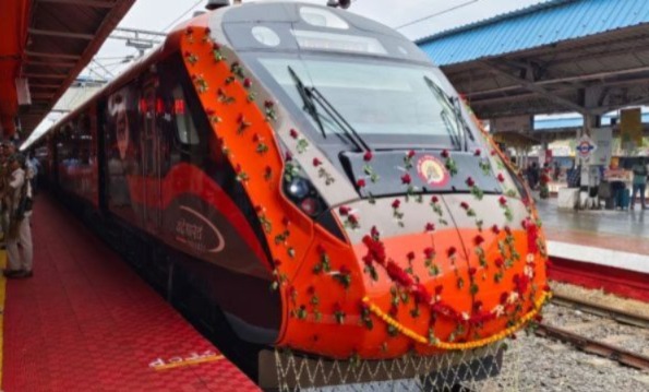 ವಂದೇ ಭಾರತ್‌ ರೈಲಿನಲ್ಲಿ ಆರ್‌ಎಸ್‌ಎಸ್‌ ಗೀತೆ ಹಾಡಿದ ಮಕ್ಕಳು, ವಿಡಿಯೋ ಹಂಚಿಕೊಂಡ ರೈಲ್ವೆ : ತೀವ್ರ ವಿರೋಧ