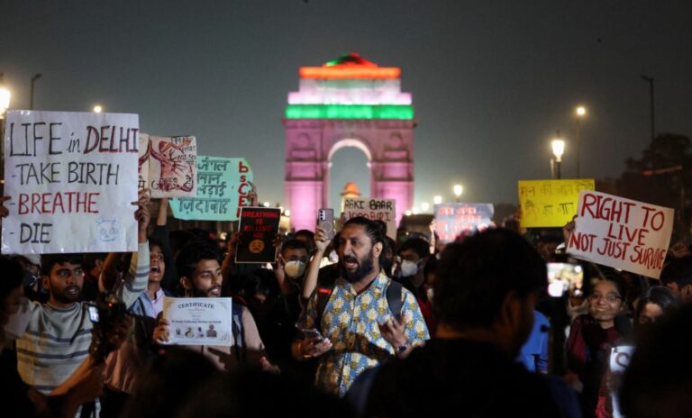 ‘ಶುದ್ದ ಗಾಳಿ ಮೂಲಭೂತ ಹಕ್ಕು’ : ದೆಹಲಿಯಲ್ಲಿ ವಾಯುಮಾಲಿನ್ಯದ ವಿರುದ್ಧ ಬೀದಿಗಿಳಿದ ಜನ