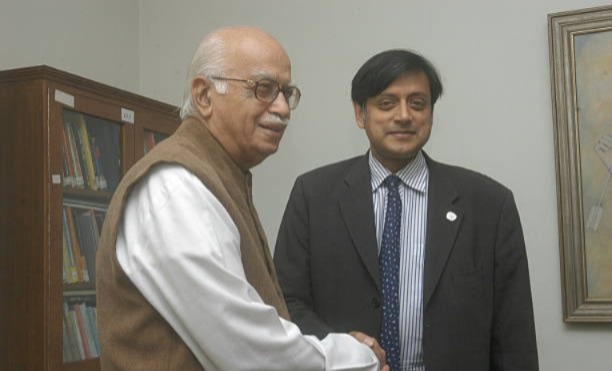 ಎಲ್.ಕೆ ಅಡ್ವಾಣಿಯನ್ನು ಹಾಡಿ ಹೊಗಳಿದ ಶಶಿ ತರೂರ್ : ಅಂತರ ಕಾಯ್ದುಕೊಂಡ ಕಾಂಗ್ರೆಸ್