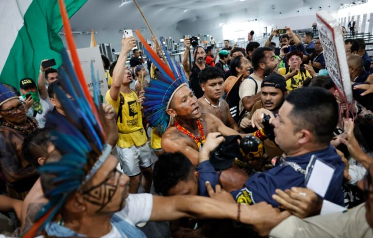 ‘ನಮ್ಮ ಭೂಮಿ ಮಾರಾಟಕ್ಕಿಲ್ಲ’ : ಬ್ರೆಝಿಲ್ ಹವಾಮಾನ ಶೃಂಗಸಭೆಗೆ ನುಗ್ಗಿ ಸ್ಥಳೀಯ ಬುಡಕಟ್ಟು ಜನರಿಂದ ಪ್ರತಿಭಟನೆ