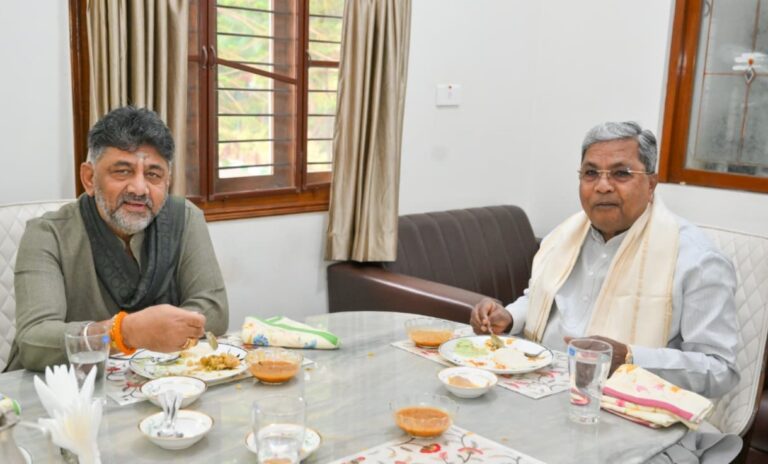 ಬ್ರೇಕ್ ಫಾಸ್ಟ್ ಮೀಟಿಂಗ್ : ನಗು ನಗುತ್ತಾ ಫೋಟೋಗೆ ಪೋಸ್ ಕೊಟ್ಟ ಸಿಎಂ-ಡಿಸಿಎಂ