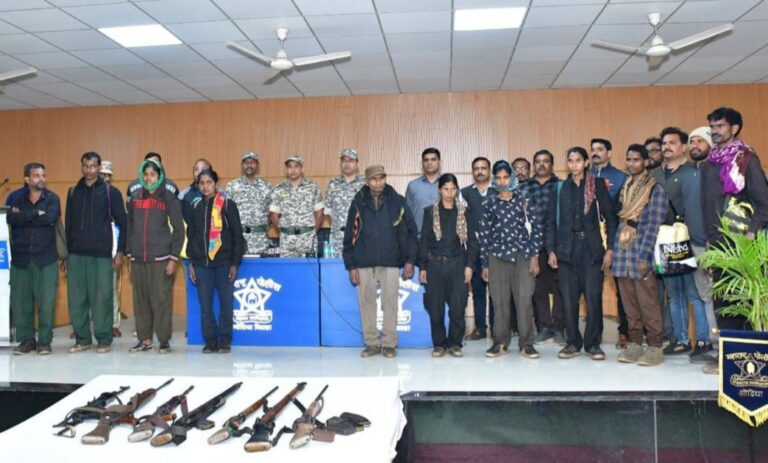 ಮಹಾರಾಷ್ಟ್ರ : ಪ್ರಮುಖ ನಾಯಕ ಅನಂತ್ ಸೇರಿದಂತೆ 10 ಮಂದಿ ಮಾವೋವಾದಿಗಳು ಶರಣಾಗತಿ