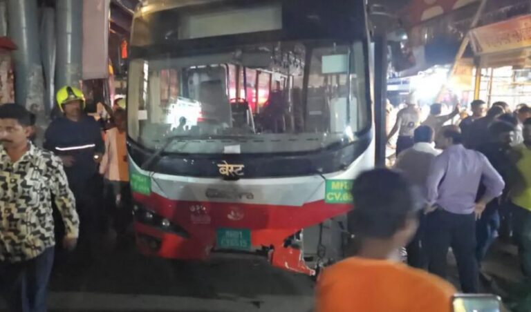 ಮುಂಬೈ: ಬೆಸ್ಟ್ ಬಸ್ ಹಿಮ್ಮುಖವಾಗಿ ಚಲಿಸುವಾಗ ಪಾದಚಾರಿಗಳಿಗೆ ಡಿಕ್ಕಿ: ನಾಲ್ವರ ಸಾವು, 10 ಜನರಿಗೆ ಗಾಯ