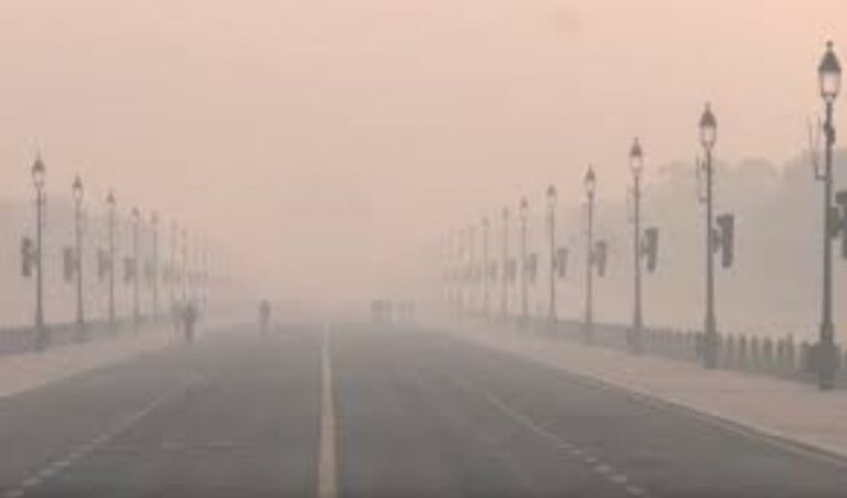 ದೆಹಲಿ:ಎನ್‌ಸಿಆರ್‌ನಲ್ಲಿ ವಿಷಕಾರಿ ಹೊಗೆ, ದಟ್ಟ ಮಂಜು ಆವರಿಸಿ, ತೀವ್ರ ಮಟ್ಟಕ್ಕೆ ಕುಸಿದ ವಾಯು ಗುಣಮಟ್ಟ ಸೂಚ್ಯಂಕ