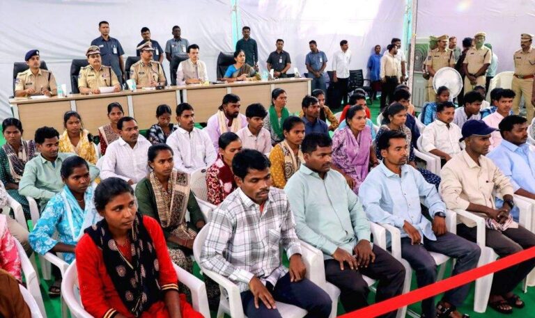 ತೆಲಂಗಾಣ: ಆರು ಜನ ಹಿರಿಯರು ಸೇರಿದಂತೆ 41 ಜನ ನಕ್ಸಲ್ ಕಾರ್ಯಕರ್ತರು ಪೊಲೀಸರಿಗೆ ಶರಣು