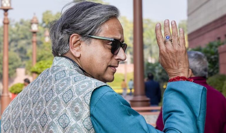 ವಿಬಿ-ಜಿ ರಾಮ್ ಜಿ ಬಿಲ್ ಕುರಿತು ಕೇಂದ್ರ ಸರ್ಕಾರದ ವಿರುದ್ಧ ತೀವ್ರ ವಾಗ್ದಾಳಿ: ‘ರಾಮ್ ಕಾ ನಾಮ್ ಬದ್ನಾಮ್ ನ ಕರೋ’ ಎಂದು ಟೀಕಿಸಿದ ಶಶಿ ತರೂರ್ 