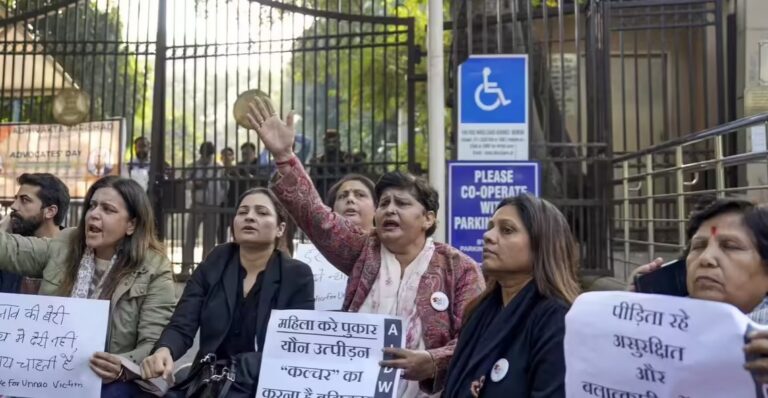 ಅತ್ಯಾಚಾರಿ ಸೆಂಗಾರ್‌ ಜೀವಾವಧಿ ಶಿಕ್ಷೆ ಅಮಾನತು; ದೆಹಲಿ ಹೈಕೋರ್ಟ್ ಮುಂದೆ ಸಂತ್ರಸ್ತೆ ತಾಯಿ ಪ್ರತಿಭಟನೆ