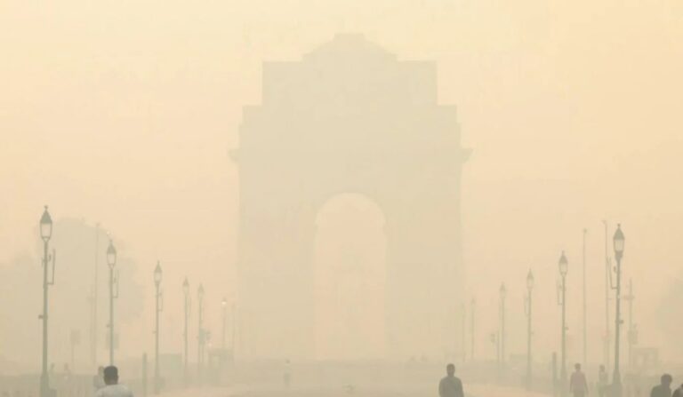 ಅತ್ಯಂತ ‘ಗಂಭೀರ’ ಮಟ್ಟ ತಲುಪಿದ ದೆಹಲಿಯ ವಾಯುಮಾಲಿನ್ಯ : ಶಾಲೆ, ನ್ಯಾಯಾಲಯಗಳು ವರ್ಚುವಲ್ ಮೋಡ್‌ನಲ್ಲಿ ಕಾರ್ಯಾಚರಣೆ