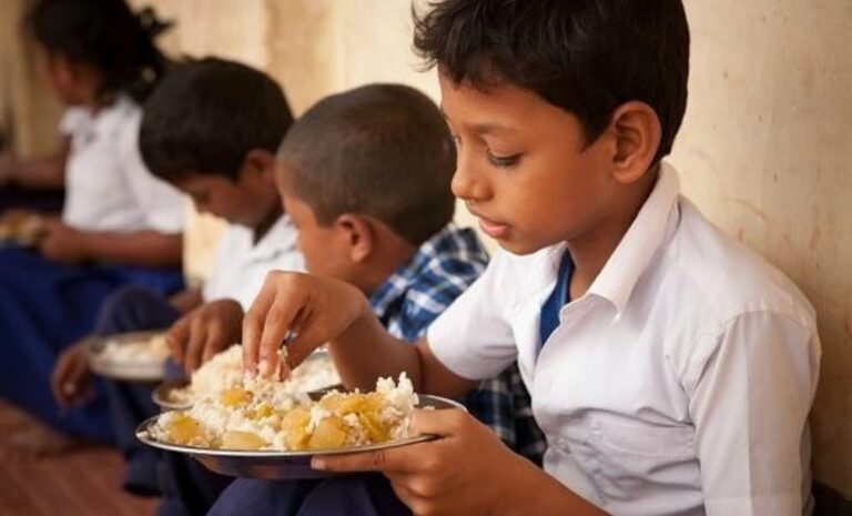 ಐದು ವರ್ಷಗಳಲ್ಲಿ 84 ಸಾವಿರ ಸರ್ಕಾರಿ ಶಾಲೆಗಳು ಬಿಸಿಯೂಟ ಯೋಜನೆಯಿಂದ ಹೊರಕ್ಕೆ : ಸಂಸತ್ತಿಗೆ ತಿಳಿಸಿದ ಕೇಂದ್ರ