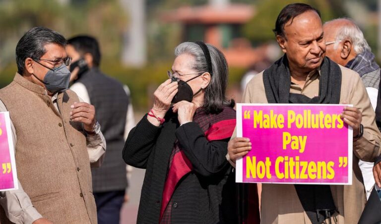 ಚಳಿಗಾಲದ ಅಧಿವೇಶನ: ಸಂಸತ್ತಿನ ಹೊರಗೆ ‘ವಾಯು ಮಾಲಿನ್ಯದ ಕುರಿತು ಚರ್ಚೆಗೆ ಒತ್ತಾಯಿಸಿ ವಿರೋಧ ಪಕ್ಷಗಳಿಂದ ಪ್ರತಿಭಟನೆ