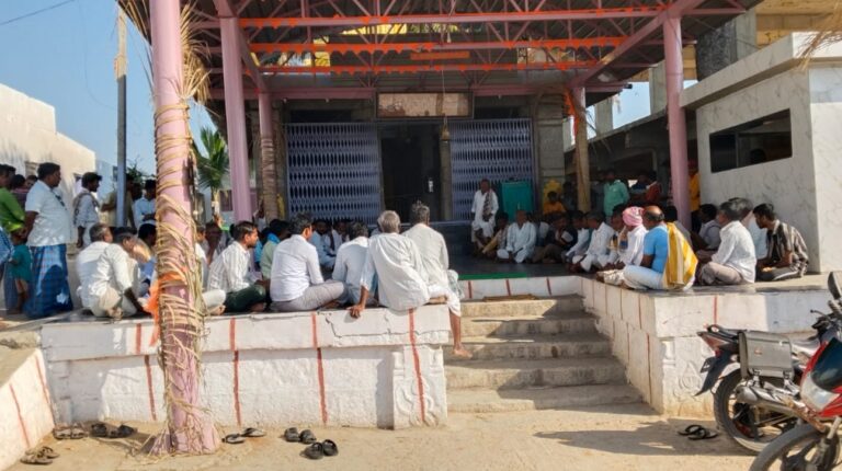 ಕೊಪ್ಪಳ | ಸಂಪೂರ್ಣ ಮದ್ಯ ನಿಷೇಧಿಸಿ ತೀರ್ಮಾನ ತೆಗೆದುಕೊಂಡ ಗ್ರಾಮಸ್ಥರು : ಮದ್ಯದಂಗಡಿಗಳಿಗೆ ಶನಿವಾರದವರೆಗೆ ಗಡುವು