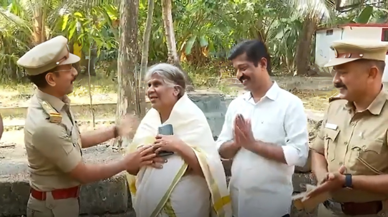 ಕೇರಳ: ಪಾದಚಾರಿ ಮಾರ್ಗದಲ್ಲಿ ಸ್ಕೂಟರ್ ಸವಾರನನ್ನು ತಡೆದ ವೃದ್ಧೆಗೆ ಸಾರಿಗೆ ಅಧಿಕಾರಿಗಳಿಂದ ಸನ್ಮಾನ