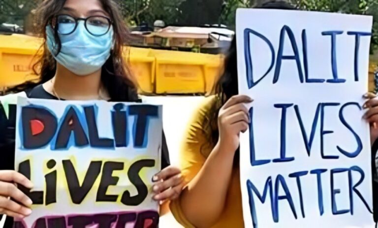 ಶೌಚಾಲಯ ತೊಳೆಯಲು ನಿರಾಕರಿಸಿದ ದಲಿತ ಬಾಲಕಿ ಮೇಲೆ ಶಿಕ್ಷಕಿಯಿಂದ ಹಲ್ಲೆ