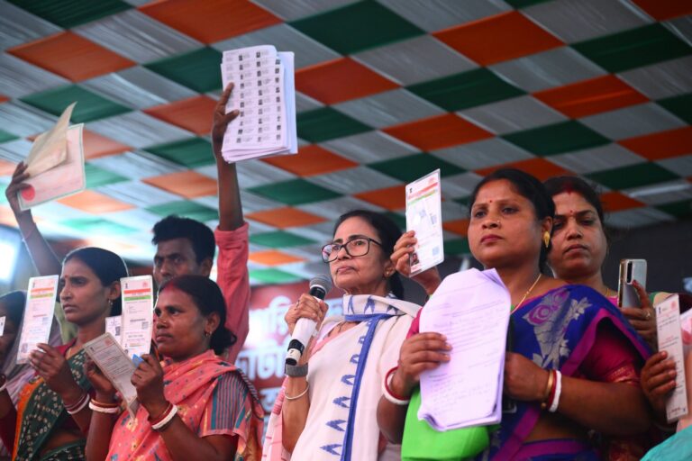 ಕೋಲ್ಕತ್ತಾ| ಮತದಾರರ ಪಟ್ಟಿಯಿಂದ ಹೆಸರು ಅಳಿಸುವಿಕೆ ವಿರೋಧಿಸಿ ಅಹೋರಾತ್ರಿ ಧರಣಿ ಮುಂದುವರೆಸಿದ ಮಮತಾ