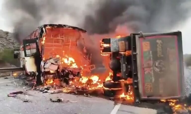 ಆಂಧ್ರ ಪ್ರದೇಶ | ಟಿಪ್ಪರ್‌ಗೆ ಡಿಕ್ಕಿಯಾಗಿ ಹೊತ್ತಿ ಉರಿದ ಬಸ್ : 14 ಮಂದಿ ಸಜೀವ ದಹನ