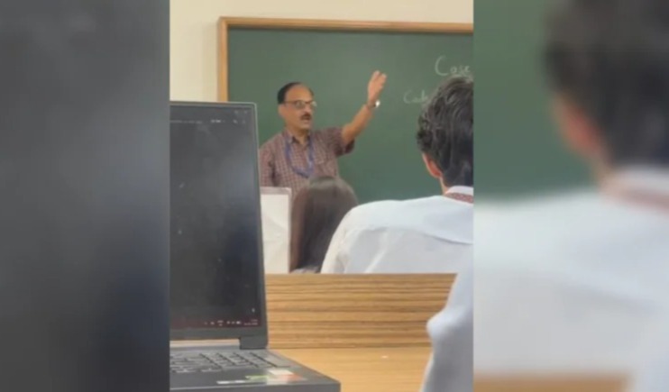 ಬೆಂಗಳೂರು : ತರಗತಿ ಕೊಠಡಿಯಲ್ಲೇ ಮುಸ್ಲಿಂ ವಿದ್ಯಾರ್ಥಿಗೆ ‘ಟೆರರಿಸ್ಟ್’ ಎಂದು ನಿಂದಿಸಿದ ಪ್ರಾಧ್ಯಾಪಕ!