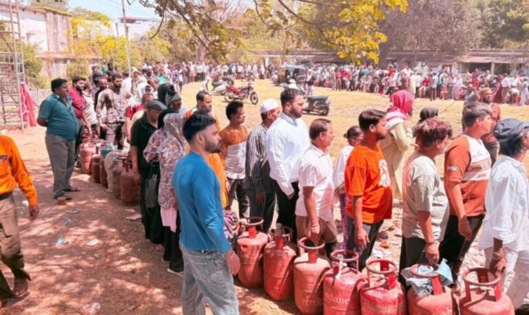 ಗ್ಯಾಸ್‌ ಸಿಲಿಂಡರ್‌ಗಾಗಿ ಸುಡು ಬಿಸಿಲಿನಲ್ಲಿ 4 ಗಂಟೆ ಕಾದ ವ್ಯಕ್ತಿ : ಕುಸಿದು ಬಿದ್ದು ಸ್ಥಳದಲ್ಲೇ ಸಾವು!