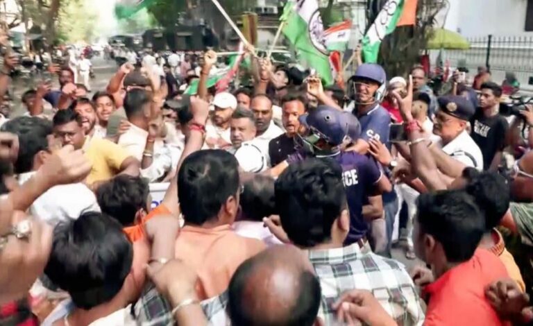 ಫಾರ್ಮ್–6 ವಿವಾದ : ಕೋಲ್ಕತ್ತಾದ  ಚುನಾವಣಾಧಿಕಾರಿ ಕಚೇರಿ ಮುಂದೆ ಟಿಎಂಸಿ -ಬಿಜೆಪಿ ಕಾರ್ಯಕರ್ತರ ನಡುವೆ ಘರ್ಷಣೆ