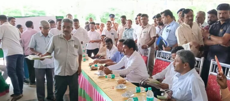 ಸಂಸದ ಬಿ.ವೈ ರಾಘವೇಂದ್ರ ನಡೆಸುತ್ತಿದ್ದ ಸಾರ್ವಜನಿಕ ಕುಂದುಕೊರತೆ ಸಭೆಯಲ್ಲಿ SIR ವಿರೋಧಿ ಜನಜಾಗೃತಿ ಜಾಥಾ ಕರಪತ್ರ ಹಂಚಿದ ಕಾರ್ಯಕರ್ತರು
