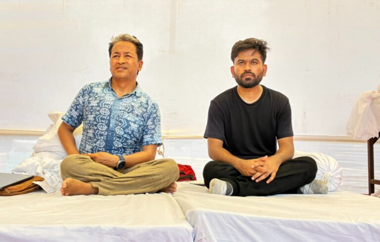 ಕಾಕ್ರೋಚ್ ಪಾರ್ಟಿ ಧರಣಿ : ಅನಿರ್ದಿಷ್ಟಾವಧಿ ಉಪವಾಸ ಸತ್ಯಾಗ್ರಹ ಆರಂಭಿಸಿದ ಸೋನಮ್ ವಾಂಗ್‌ಚುಕ್