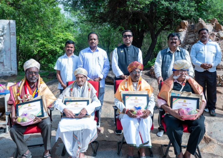 ಕರಿಯಪ್ಪ ಗುಡಿಮನಿ ಸೇರಿದಂತೆ ಮೂವರು ಹೋರಾಟಗಾರರಿಗೆ ಹಂಪಿ ವಿವಿ ಸನ್ಮಾನ