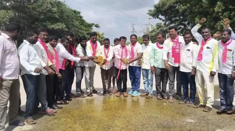 ತೆಲಂಗಾಣ| ಕೆಸಿಆರ್‌ ಮನೆ ಮುಂದೆ ದಲಿತ ಮುಖಂಡರಿಂದ ಪ್ರತಿಭಟನೆ; ಬಿಆರ್‌ಎಸ್‌ ಕಾರ್ಯಕರ್ತರಿಂದ ನೀರು-ಅರಿಶಿನ ಬಳಸಿ ರಸ್ತೆ ಶುದ್ಧೀಕರಣ