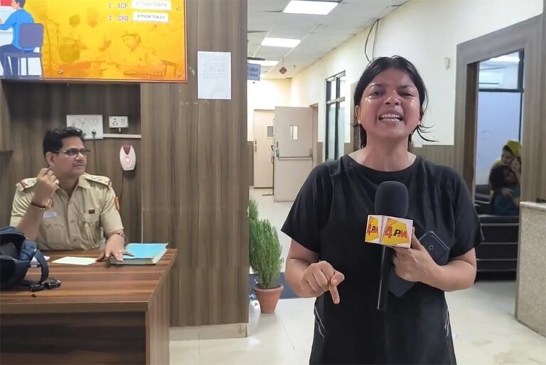 ದೆಹಲಿ: ‘ಖಾನ್’ ಎಂಬ ಹೆಸರಿನ ಕಾರಣಕ್ಕೆ ಪತ್ರಕರ್ತೆಯರ ಮೇಲೆ ಹಲ್ಲೆ ಆರೋಪ, FIR ದಾಖಲಿಸುವಂತೆ ಸಾಕೇತ್ ಠಾಣೆಯಲ್ಲಿ ಧರಣಿ