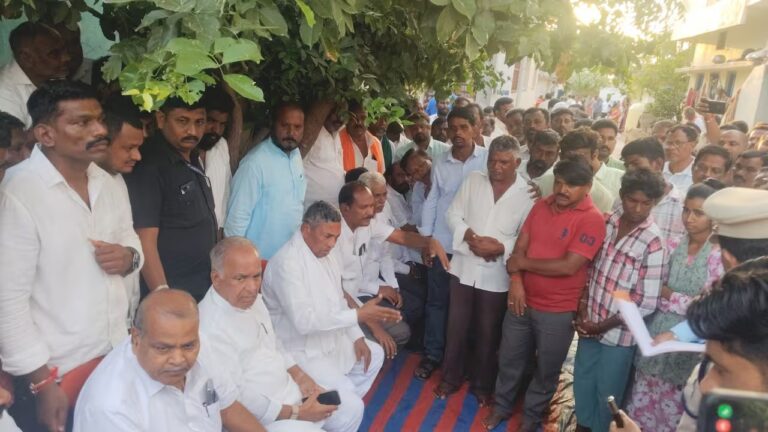 ರಾಯಚೂರಿನಲ್ಲಿ ದಲಿತರ ಸರಣಿ ಕೊಲೆ: ಸಂತ್ರಸ್ತರ ಮನೆಗೆ ಸಚಿವ ಕೆ.ಎಚ್. ಮುನಿಯಪ್ಪ ಭೇಟಿ
