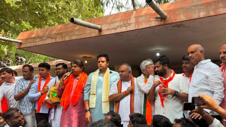 ಗಣಪತಿ ಹಬ್ಬದ ನೆಪದಲ್ಲಿ ಮೈಸೂರಿನಲ್ಲಿ ಸೌಹಾರ್ದತೆ ಕೆಡಿಸಲು ಯತ್ನ? ಭದ್ರತಾ ನಿಯಮಗಳನ್ನೇ ಧಿಕ್ಕರಿಸಿದ BJP ನಾಯಕರು