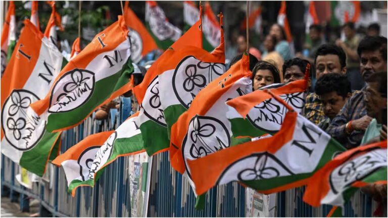 ಟಿಎಂಸಿ ಹೆಸರು, ಚಿಹ್ನೆ ಫ್ರೀಜ್: ಮಮತಾ ಬ್ಯಾನರ್ಜಿಗೆ ‘ಫುಟ್‌ಬಾಲ್ ಪ್ಲೇಯರ್’, ಬಂಡಾಯ ಬಣಕ್ಕೆ ‘ಲಕೋಟೆ’ ಚಿಹ್ನೆ ನೀಡಿದ ಚುನಾವಣಾ ಆಯೋಗ