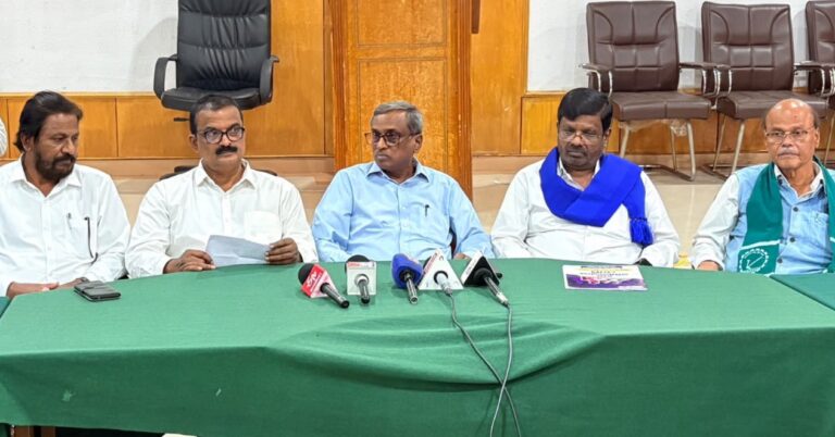 Karnataka SIR | ಅಂತಿಮ ಮತದಾರರ ಪಟ್ಟಿಯನ್ನು ತಿರಸ್ಕರಿಸಿದ ಹೋರಾಟಗಾರರು : ಮುಖ್ಯ ಚುನಾವಣಾಧಿಕಾರಿ ಅನ್ಬುಕುಮಾರ್‌ಗೆ ಬಹಿರಂಗ ಸವಾಲು